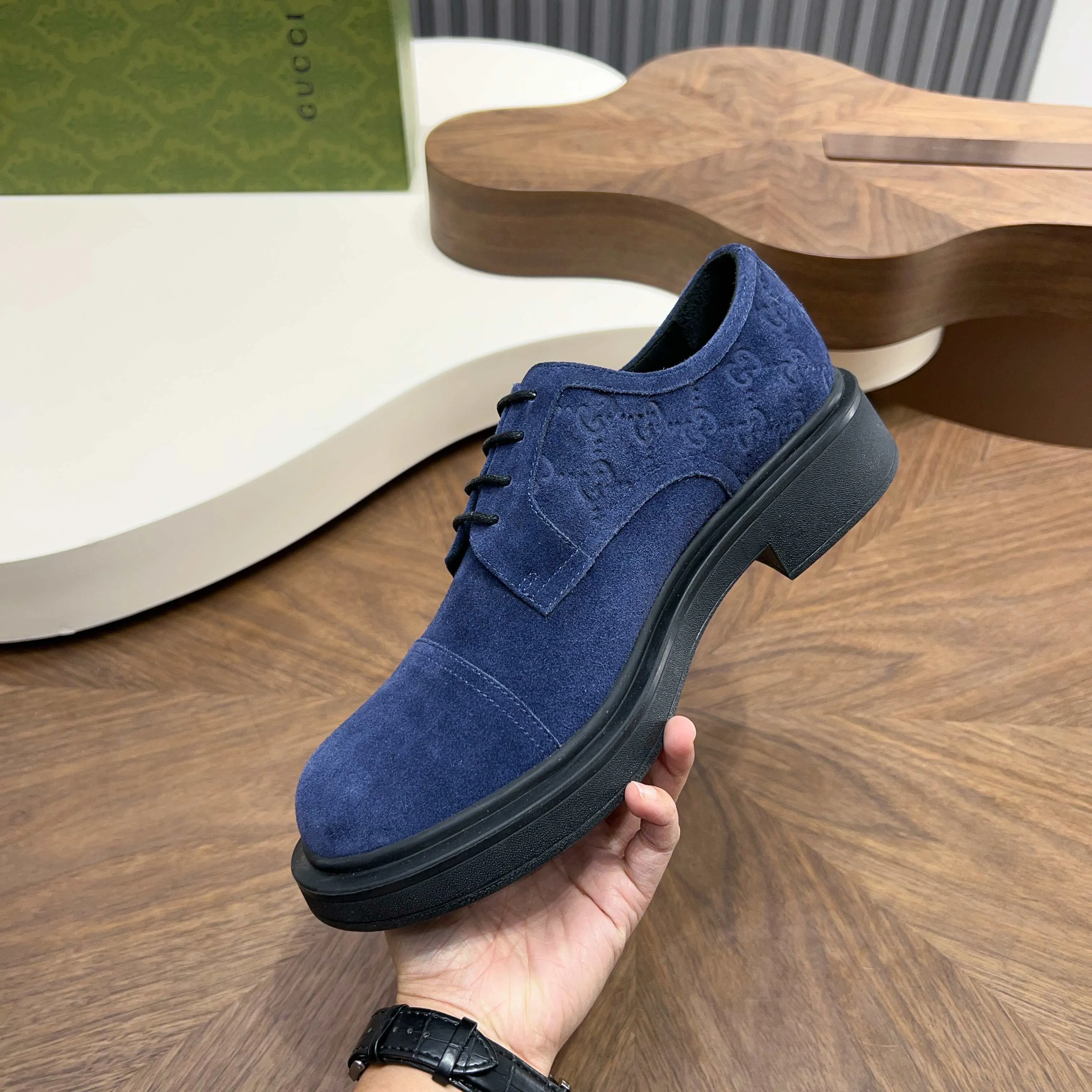 💰780 Gucci/Gucci new men’s lace-up shoes with GG details, matte cow leather derby shoes! The design of this men's lace-up shoe is rooted in the brand's heritage. Crafted from premium waxed cow leather, it is embellished with GG printed embossed suede leather details, a nod to Gucci's iconic monogram. The rubber sole decorated with GG pattern adds a touch of modern fashion to this design. Typical three-joint style design. European and American classic version, full calfskin lining. The overall upper texture is soft and the lining is comfortable and breathable. 2CM thickened soft rubber sole, easy to control. Versatile and stylish upper foot, multiple colors available to meet different matching needs, complete package! Size: 39-40-41-42-43-44 leather shoe size (38.45.46 can be customized)